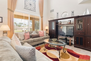 Talo, 6 makuuhuonetta (5.5 Bathrooms) | Olohuone | Taulutelevisio, DVD-soitin
