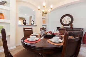 Talo, 6 makuuhuonetta (5.5 Bathrooms) | Ruokailu omassa huoneessa