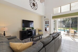 Casa, 6 habitaciones (3.5 Bathrooms) | Sala de estar | Televisión LCD de 55 pulgadas con canales por cable y televisión