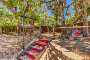 Property grounds - 25% Off 7-Night Stay 1/2 Acre Epic Pool and Spa 2 King Beds  Bunk with 2 Queens (Yucca Valley)