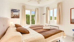 3 makuuhuonetta, silitysrauta/-lauta, ilmainen Wi-Fi