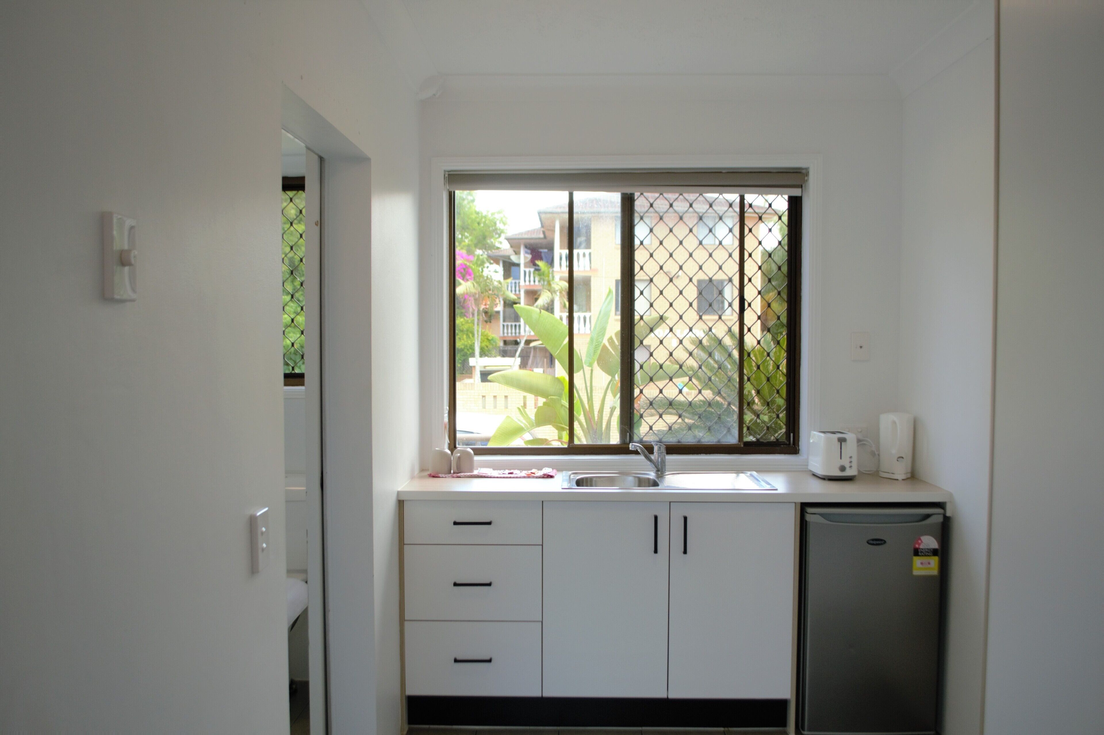 Standard Twin Room | Private kitchen | Mini-fridge, microwave, electric kettle, toaster