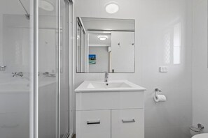 シャワー、バスアメニティ (無料)、タオル、石鹸