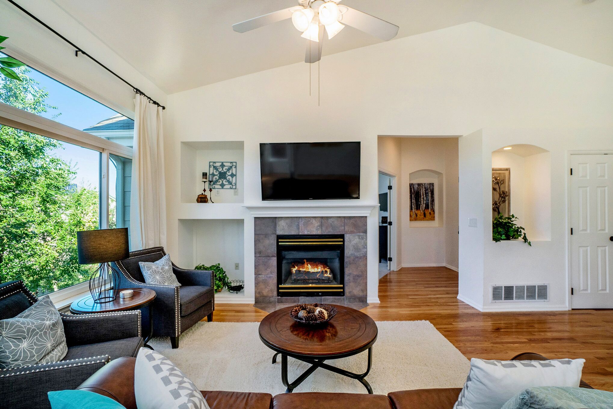 Beautifully Undated Home Under the "Rock" and 2 Minutes to Downtown