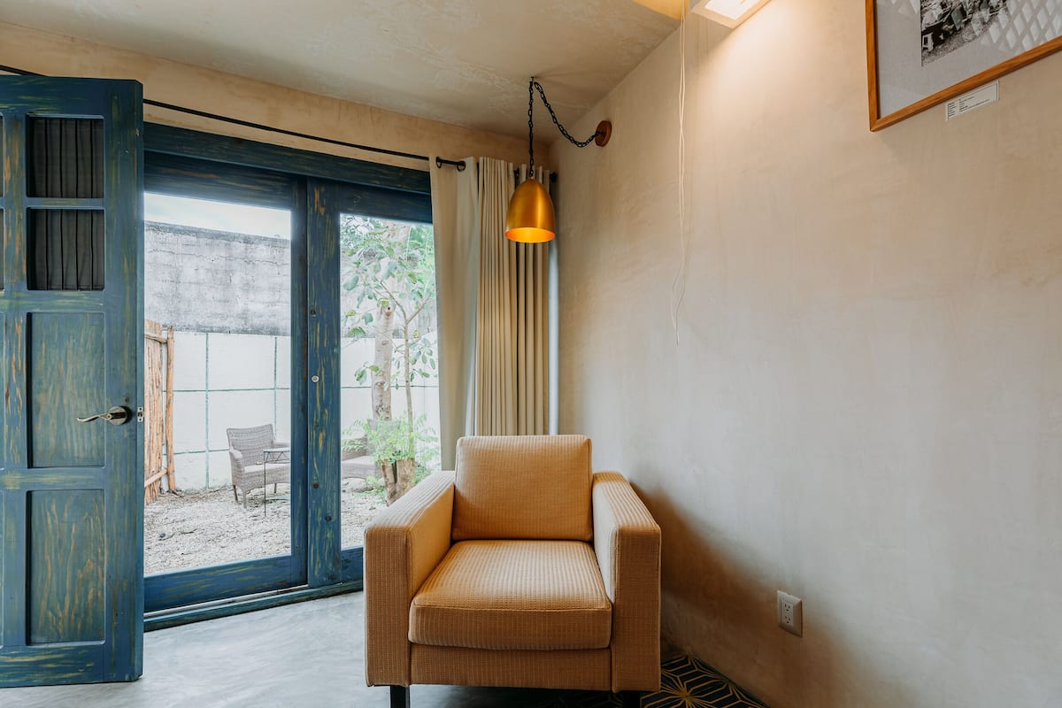 deluxe room, 2 double beds | living room | smart tv, netflix, streaming services