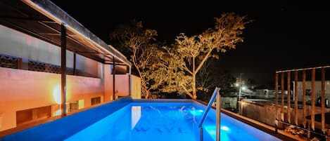 Piscine extérieure, chaises longues