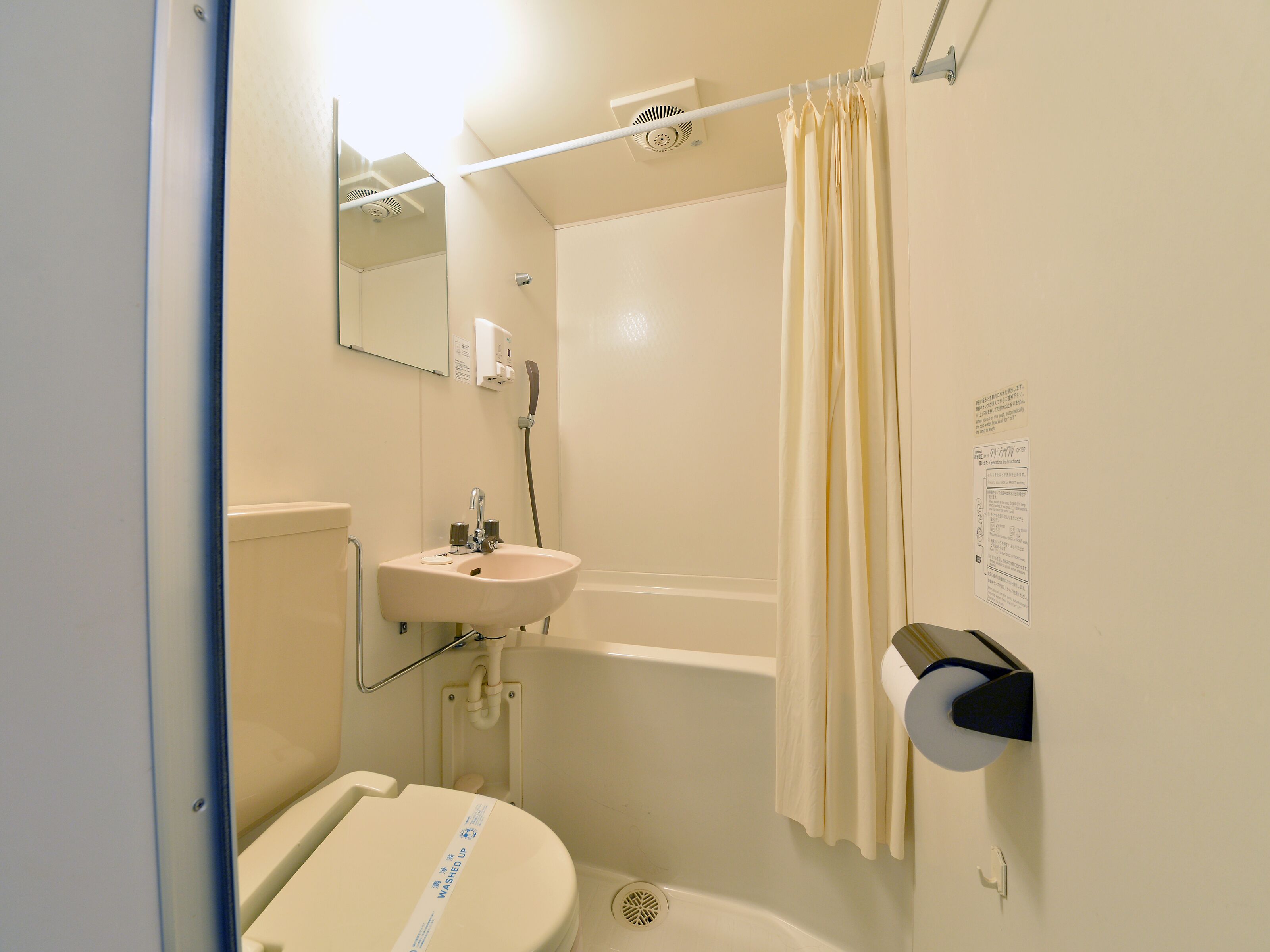 combined shower/bathtub, free toiletries, hair dryer, slippers