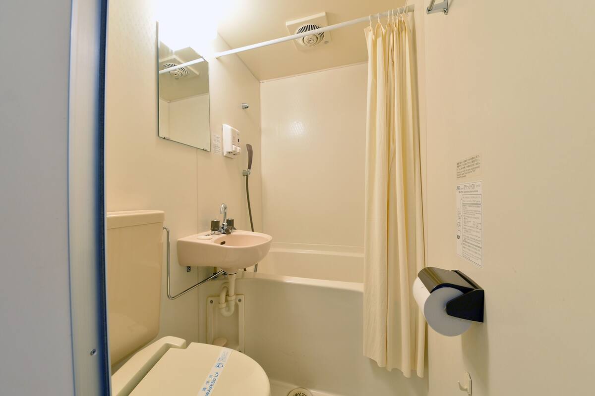 combined shower/bathtub, free toiletries, hair dryer, slippers