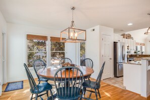 Dining - Bluebird: Saltwater Pool, Hot Tub. Golf Community (Corolla)