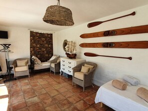 4 bedrooms, free WiFi - 5-star pool villa with view of the bay of St Tropez (LES ISSAMBRES)