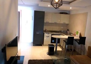 Kühlschrank, Ofen, Herdplatte, Kochgeschirr/Geschirr/Besteck