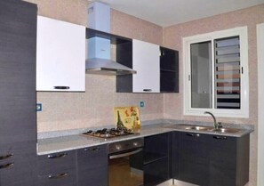 Kühlschrank, Ofen, Herdplatte, Kochgeschirr/Geschirr/Besteck