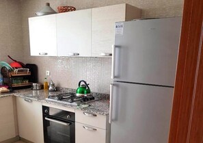 Fridge, oven, stovetop, cookware/dishes/utensils