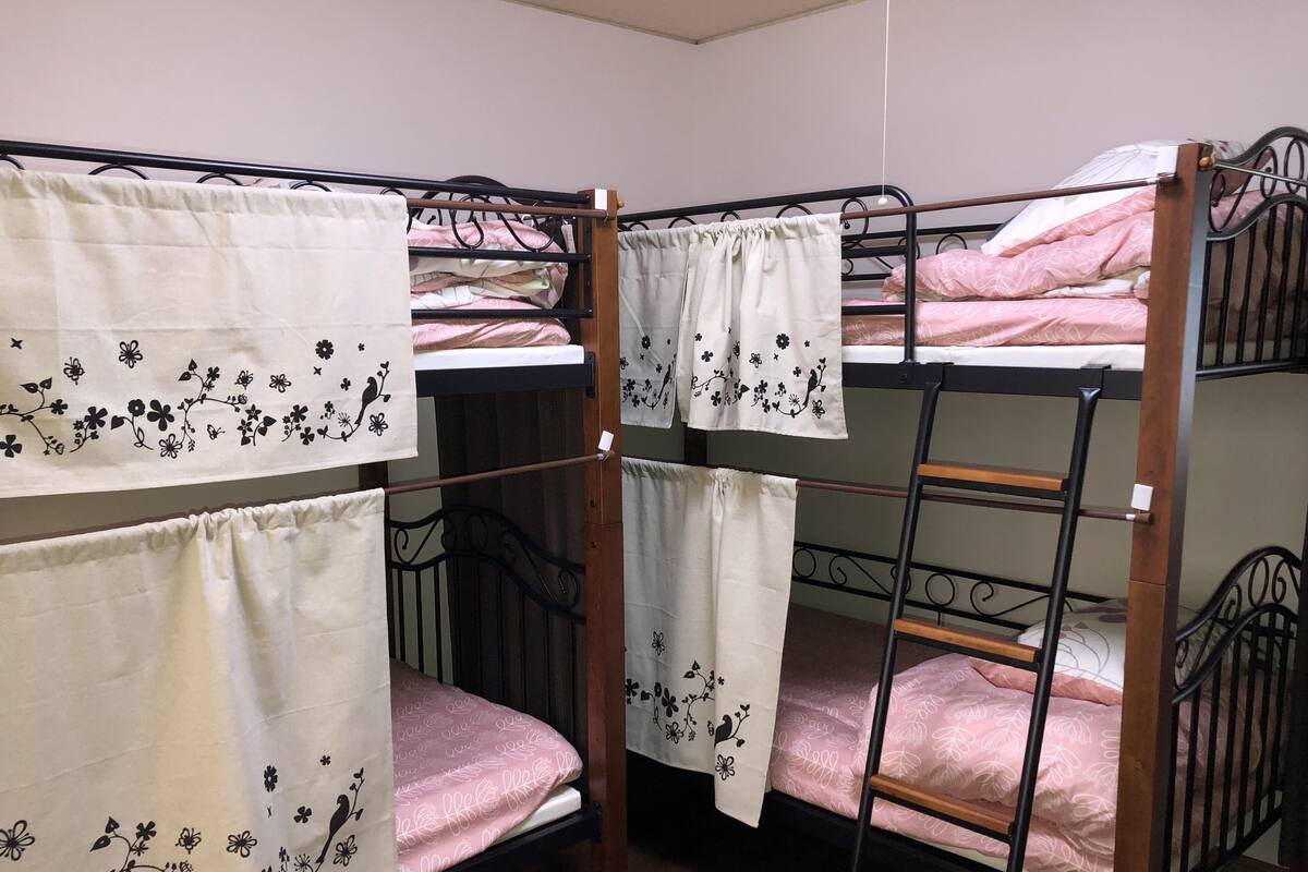 Gemeinsamer Schlafsaal, Nur Frauen | 1 Schlafzimmer, Daunenbettdecken, kostenloses WLAN, Bettwäsche