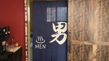 Gemeinsamer Schlafsaal, Nur Männer | Badezimmer | Dusche, Hausschuhe, Handtücher