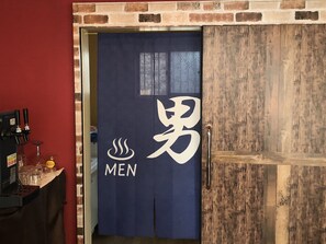 Gemeinsamer Schlafsaal, Nur Männer | Badezimmer | Dusche, Hausschuhe, Handtücher