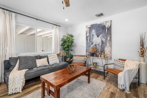 Smart TV, books - Coastal Harbor, King Bed, Pickleball Gear, Golf Set, BBQ – $1 Rides to Beach (Lake Worth)