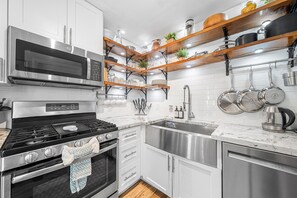 Een koelkast, een microgolfoven, een oven, een kookplaat