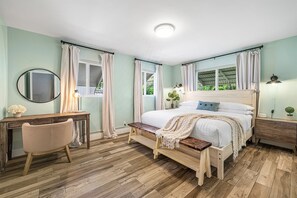 2 slaapkamers, een bureau, een strijkplank/strijkijzer, reisbedje