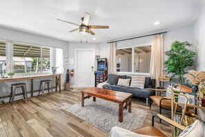 Smart TV, books - Coastal Harbor, King Bed, Pickleball Gear, Golf Set, BBQ – $1 Rides to Beach (Lake Worth)