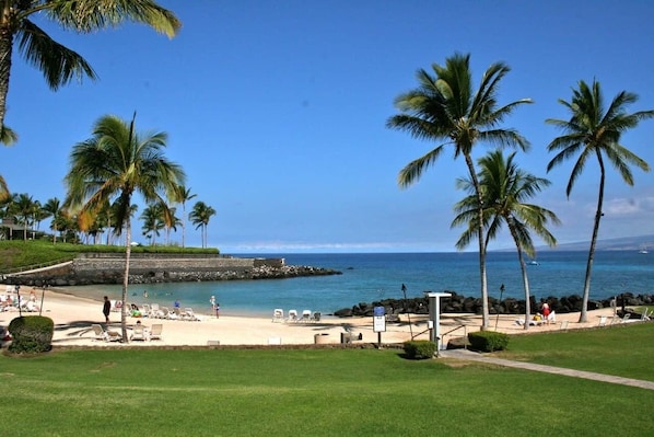 Sur la plage, chaise longue, serviettes de plage