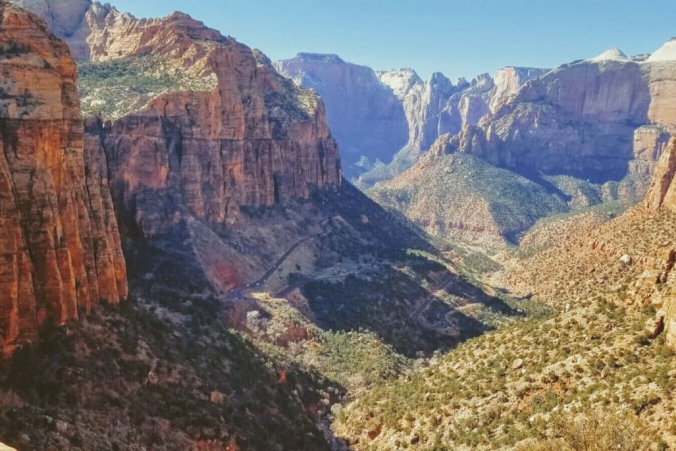 Eine Schlucht mit zerklüfteten Klippen und vereinzelter Vegetation.