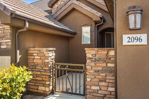 تفاصيل الفندق من الخارج