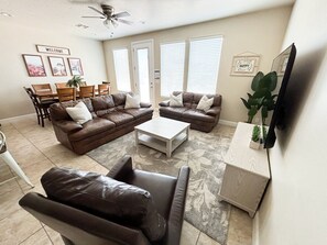 تلفزيون ذكي، ألعاب فيديو، كرة قدم الطاولة، تنس طاولة