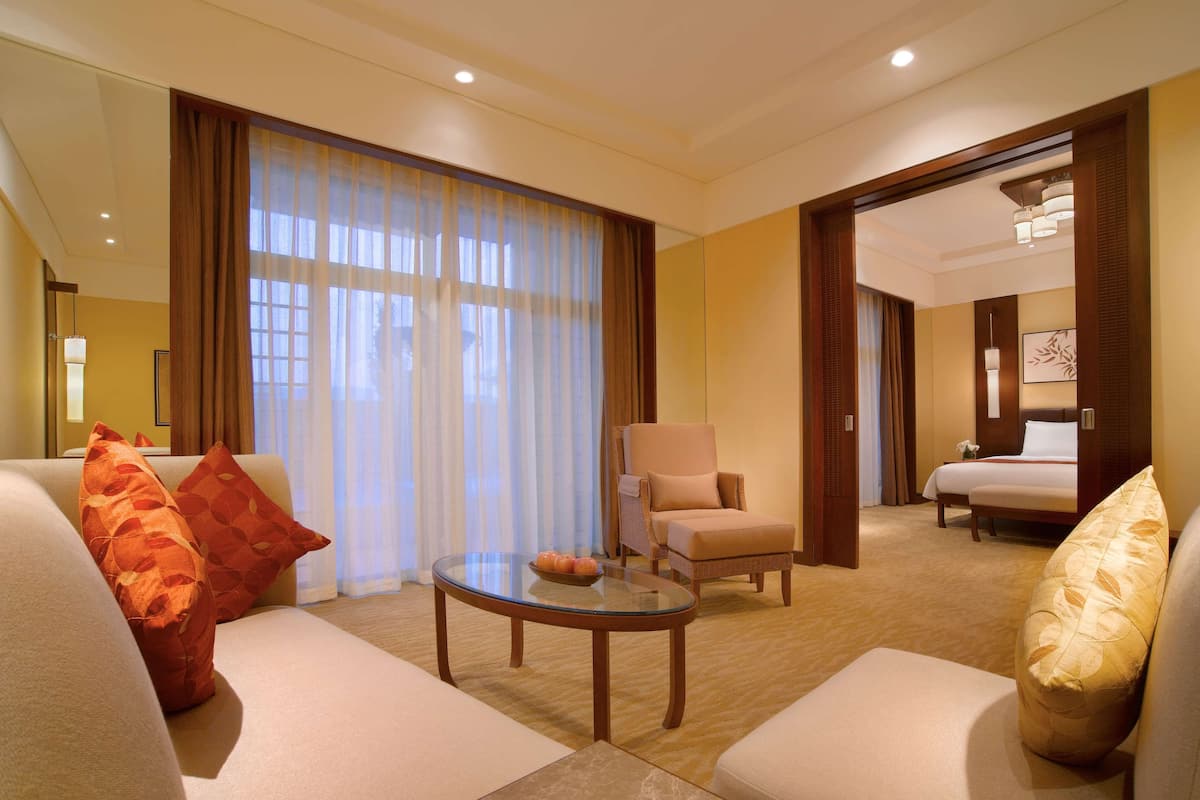 ห้องพรีเมียมสวีท, เตียงคิงไซส์ 1 เตียง | มินิบาร์, ตู้นิรภัยในห้องพัก, โต๊ะทำงาน, ผ้าปูที่นอน