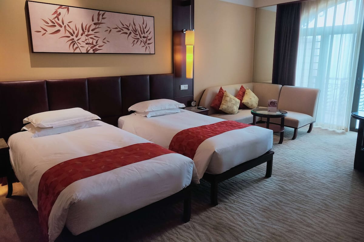 Minibar, in-room safe, desk, bed sheets