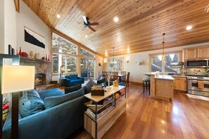 Een smart-tv, een open haard, een filmbibliotheek en een stereo