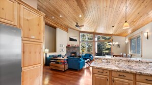Una cocina amplia con armarios de madera, encimera de granito y estufa integrada.