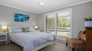 4 bedrooms, iron/ironing board, WiFi, bed sheets