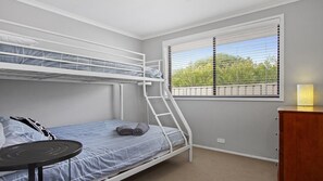 4 bedrooms, iron/ironing board, WiFi, bed sheets