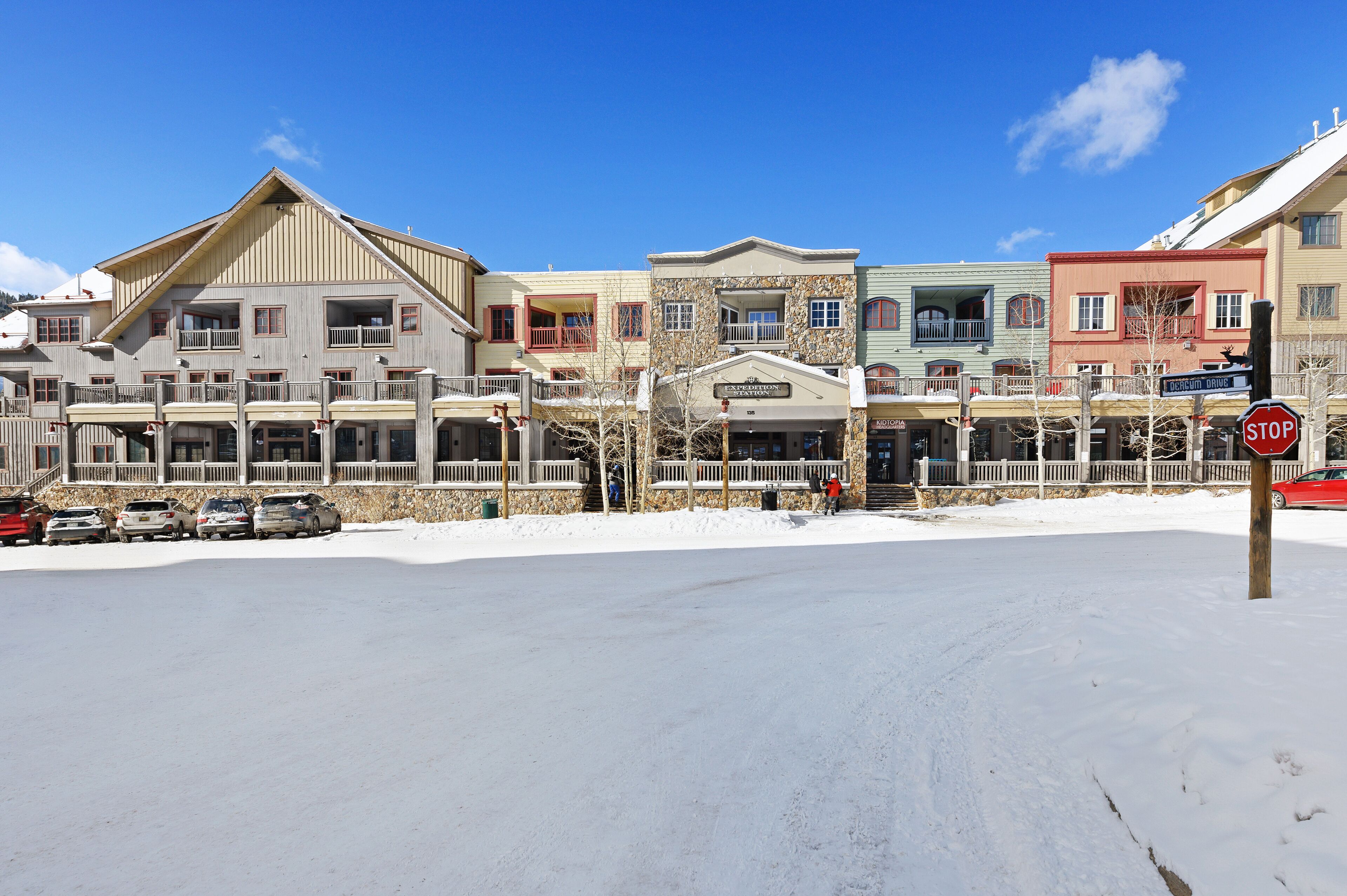 Centrally located condo near gondola with pool, sports courts & parking
