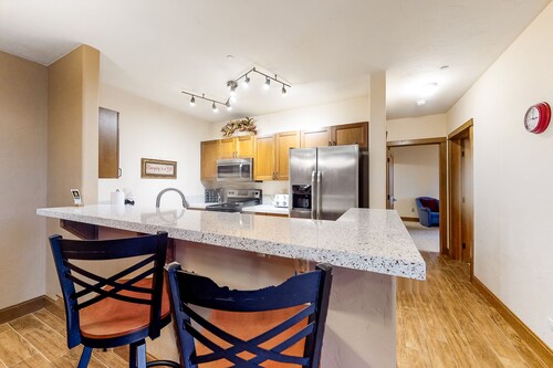 Mountain view condo with a shared pool, hot tub, & gym - shuttle to lifts