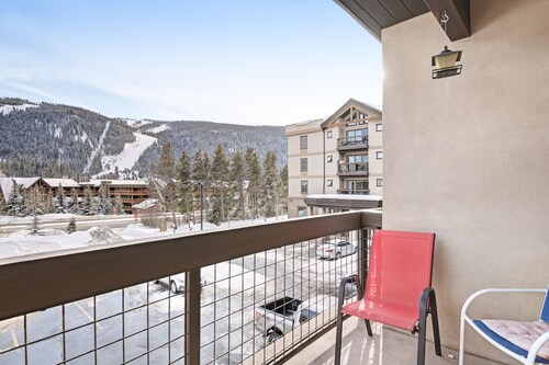 Mountain view condo with a shared pool, hot tub, & gym - shuttle to lifts