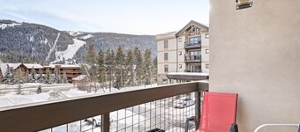 Mountain view condo with a shared pool, hot tub, & gym - shuttle to lifts