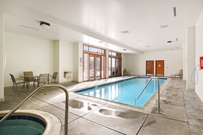 Een binnenzwembad, een verwarmd zwembad