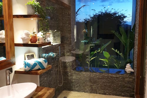 Villa Majestueuse, non-fumeurs, vue jardin | Salle de bain | Douche, douche à « effet pluie », articles de toilette gratuits