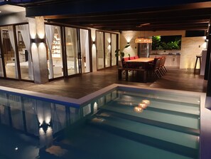 Fachada da propriedade à noite