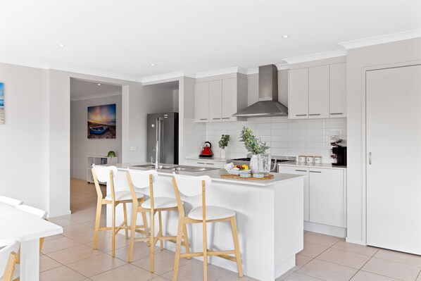 Fridge, microwave, oven, stovetop - Island Luxe Retreat Cowes. Modern Holiday House, Powerful outdoor spa/jaquzzi. (Cowes)