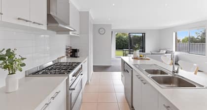 Island Luxe Retreat Cowes. Modern Holiday House, Powerful outdoor spa/jaquzzi.
