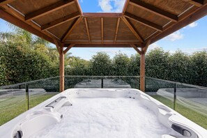 Outdoor spa tub - Island Luxe Retreat Cowes. Modern Holiday House, Powerful outdoor spa/jaquzzi. (Cowes)