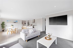 Smart-TV, Videospiele, Netflix, Tischtennisplatte
