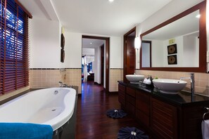 Badewanne, Haartrockner, Handtücher, Seife