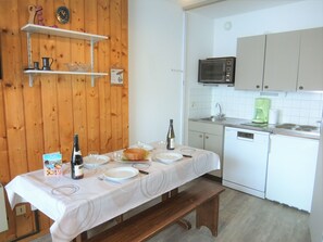 Fridge, dishwasher, cookware/dishes/utensils
