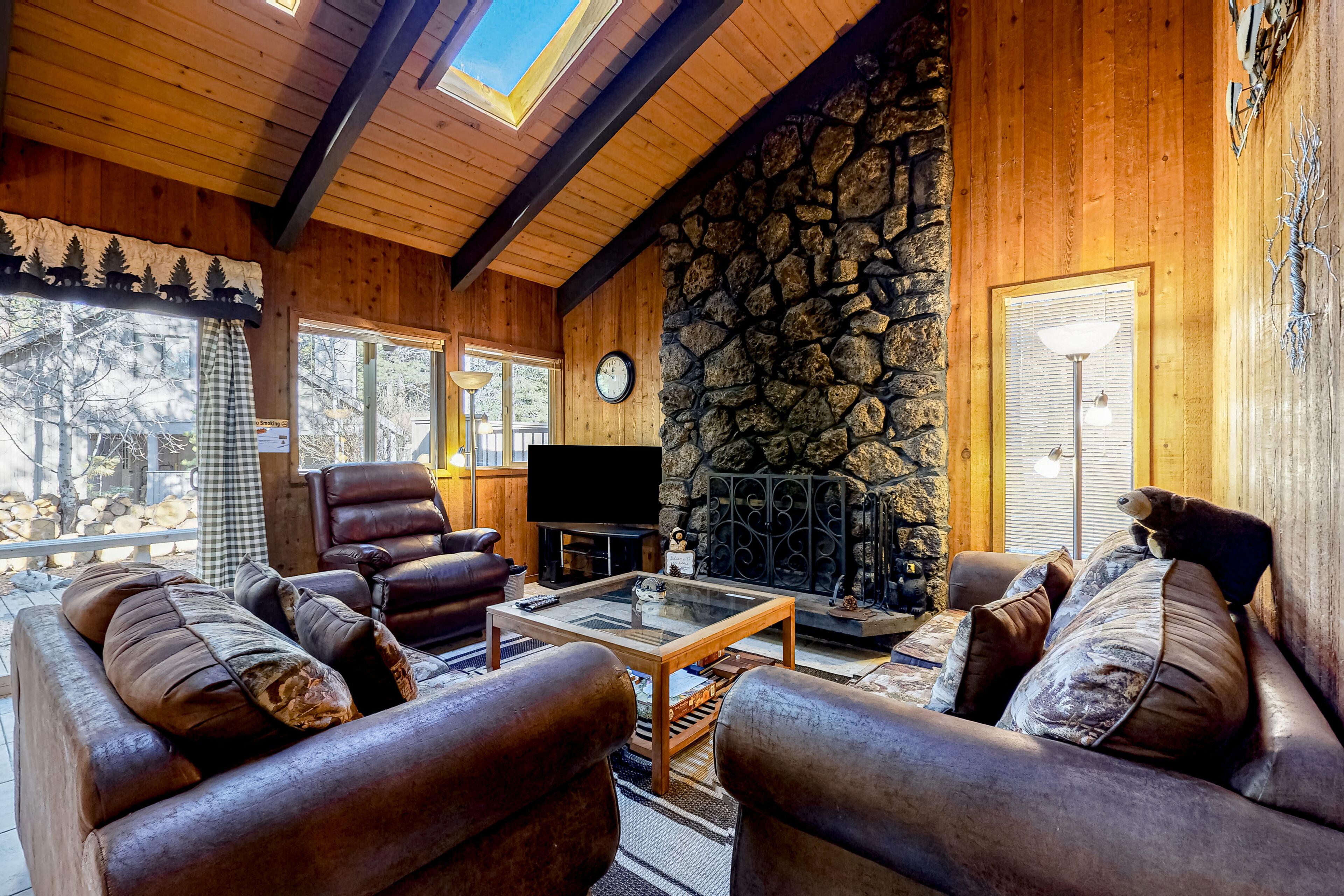 Spacious Sunriver home with hot tub, WiFi, bikes, & fireplace - dogs OK