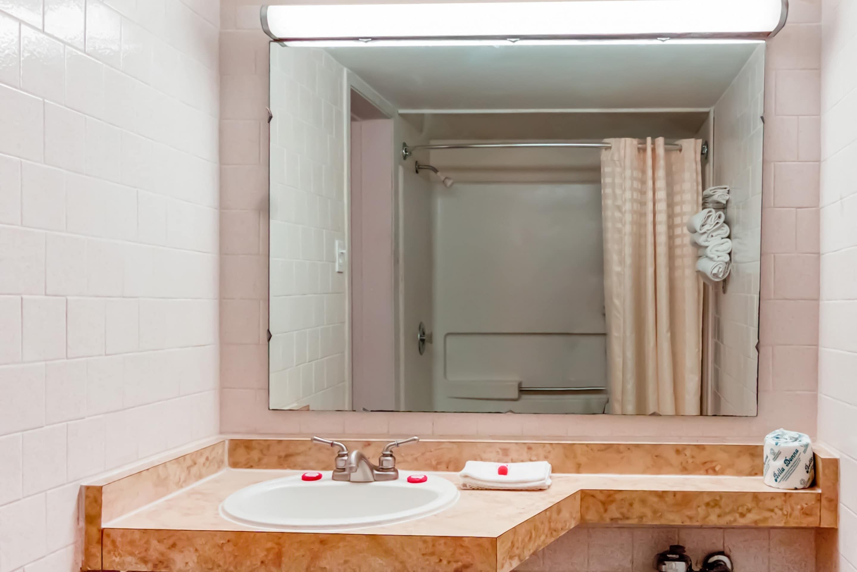 Room, 1 Queen Bed | Bathroom