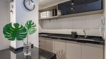 Een koelkast, een magnetron, een koffiezetapparaat/waterkoker